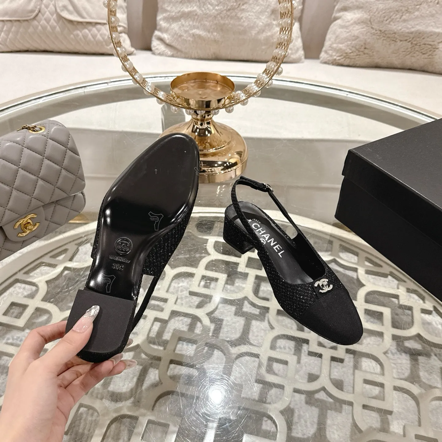 👟👟Ex-factory price 460👟👟 Chanel 𝟐𝟎𝟐𝟓SS new spring and summer double C button Mary Jane🆕 Xiaoxiang𝐂’s beautiful Mary Jane sandals are so sweet that they are so beautiful that they are so beautiful Round square toe design Cute and cute ~ metal/button logo Super online appearance When you wear it, you will feel like a wealthy daughter I thought it looked good only when I put it on my feet, I realized how easy it is to wear ~ Upper: Customized lambskin Lining: Sheepskin Outsole: Genuine leather outsole imported from Italy Code number: 35-42 (customized on 40.41.24, non-refundable) Packaging: The latest gift box packaging at the counter